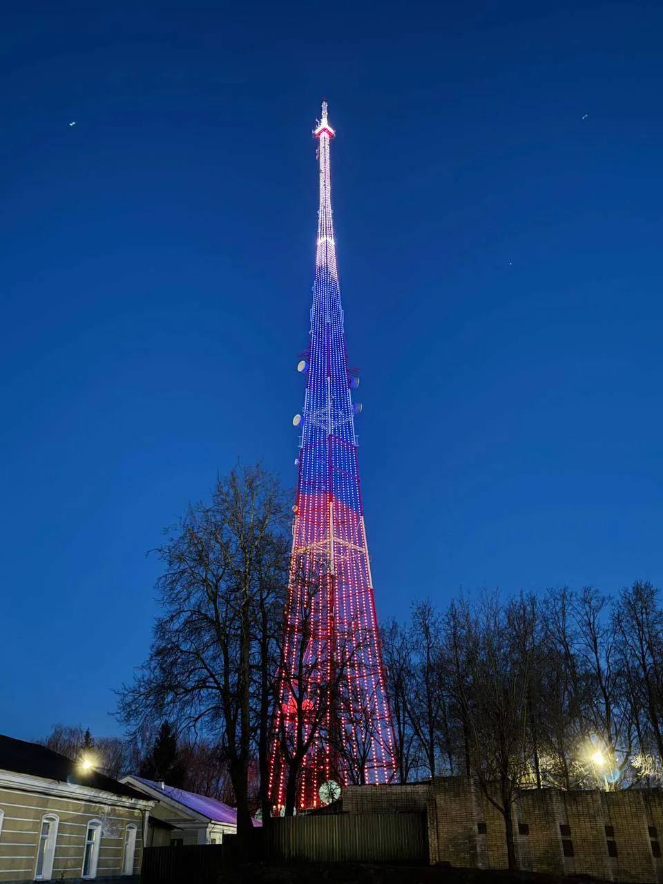 В Смоленске включили праздничную иллюминацию телебашни