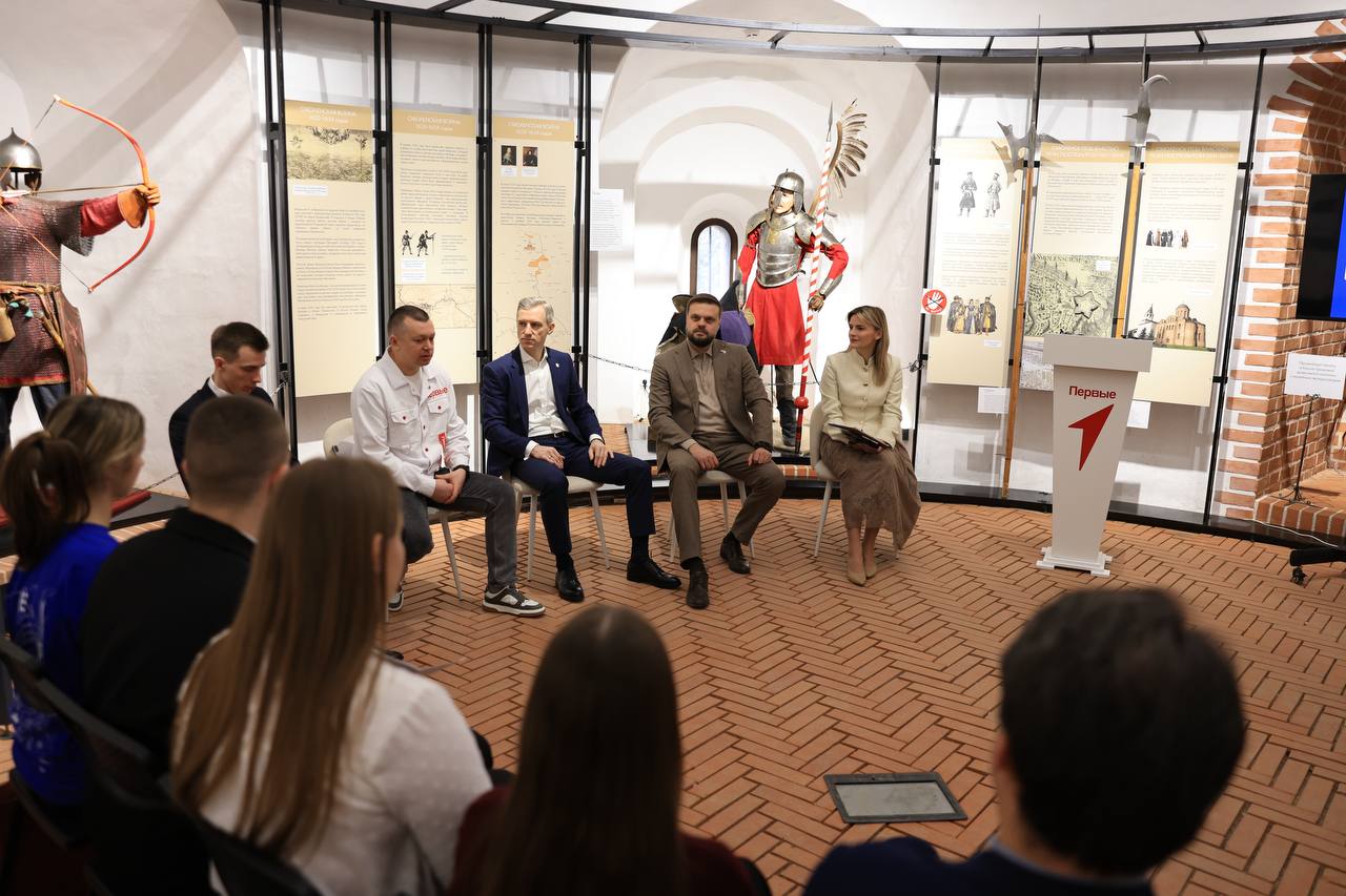 Василий Анохин: Сегодня вместе с активистами "Движения Первых" обсудили ключевые идеи и инициативы по развитию молодежной политики в нашем регионе Василий Анохин: Сегодня вместе с активистами "Движения Первых" обсудили ключевые идеи и инициативы по развитию молодежной политики в нашем регионе