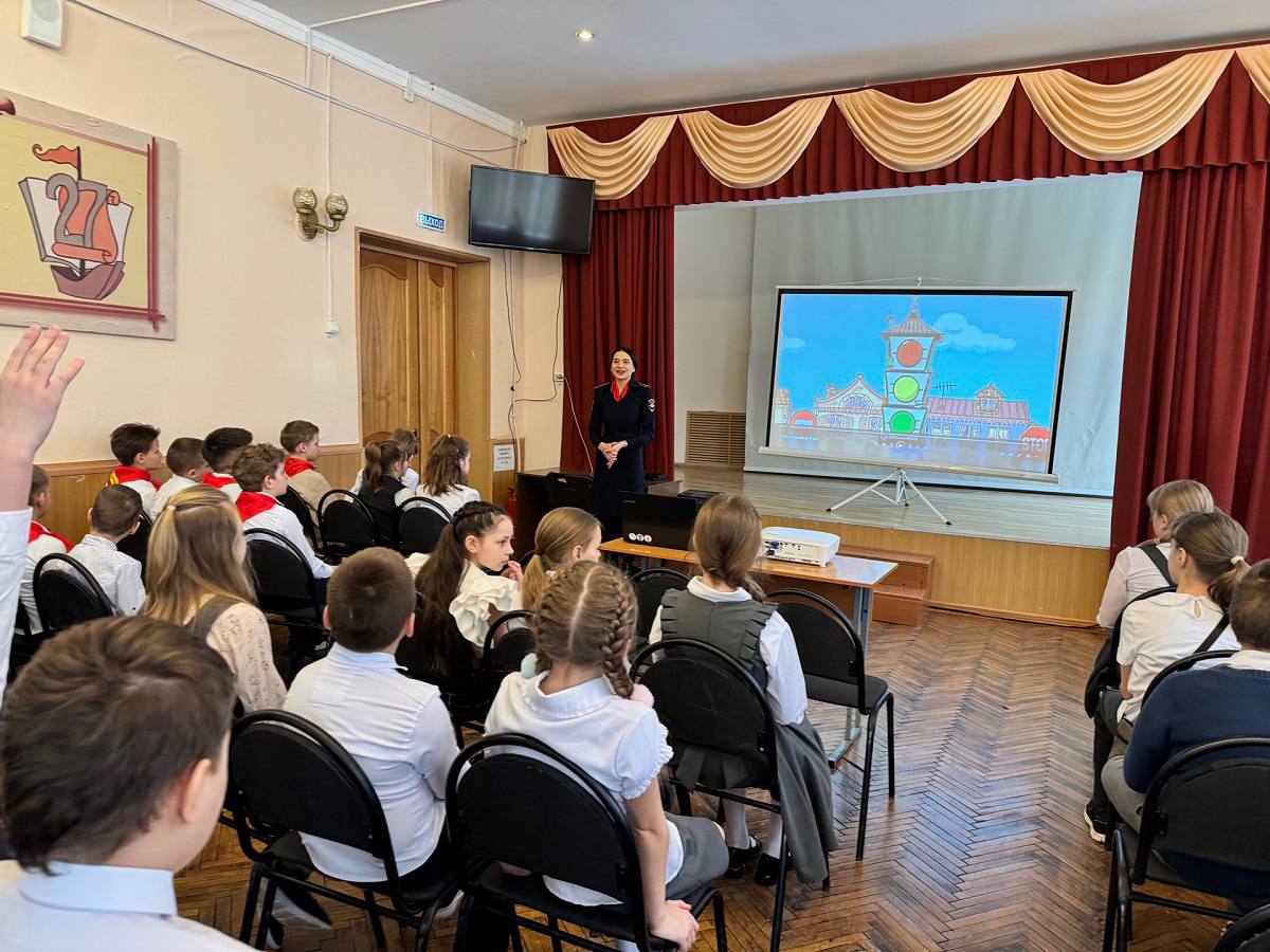 Сотрудники Госавтоинспекции продолжают проводить профилактические беседы с учащимися школ в преддверии весенних каникул Сотрудники Госавтоинспекции продолжают проводить профилактические беседы с учащимися школ в преддверии весенних каникул