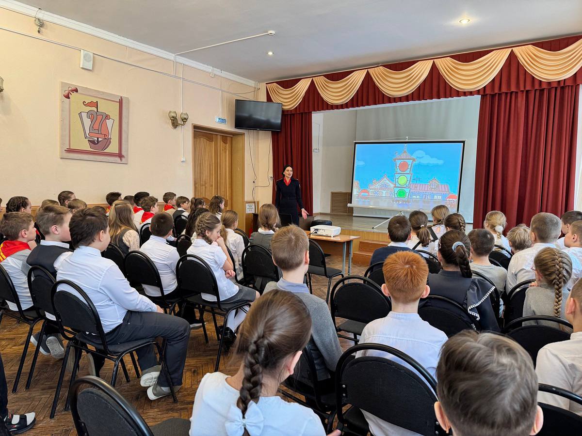 Сотрудники Госавтоинспекции продолжают проводить профилактические беседы с учащимися школ в преддверии весенних каникул Сотрудники Госавтоинспекции продолжают проводить профилактические беседы с учащимися школ в преддверии весенних каникул