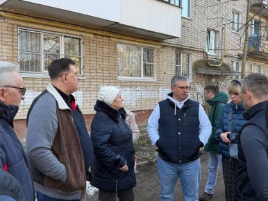 Александр Новиков: По приглашению председателя горсовета Анатолия Васильевича Овсянкина в рамках объезда заехали во дворы на улице Маршала Соколовского