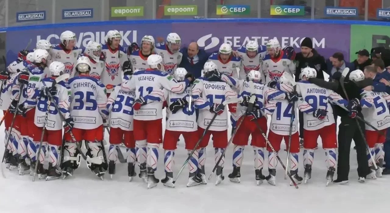 Василий Анохин поздравил смоленскую команду "Славутич" с выходом в полуфинал