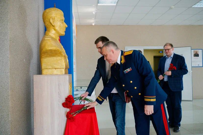 В Смоленске состоялась встреча руководителя СУ СК России по Смоленской области Анатолия Юрьевича Уханова и начальника Главного Штаба Всероссийского детско-юношеского военно-патриотического общественного движения «ЮНАРМИЯ»... В Смоленске состоялась встреча руководителя СУ СК России по Смоленской области Анатолия Юрьевича Уханова и начальника Главного Штаба Всероссийского детско-юношеского военно-патриотического общественного движения «ЮНАРМИЯ»...