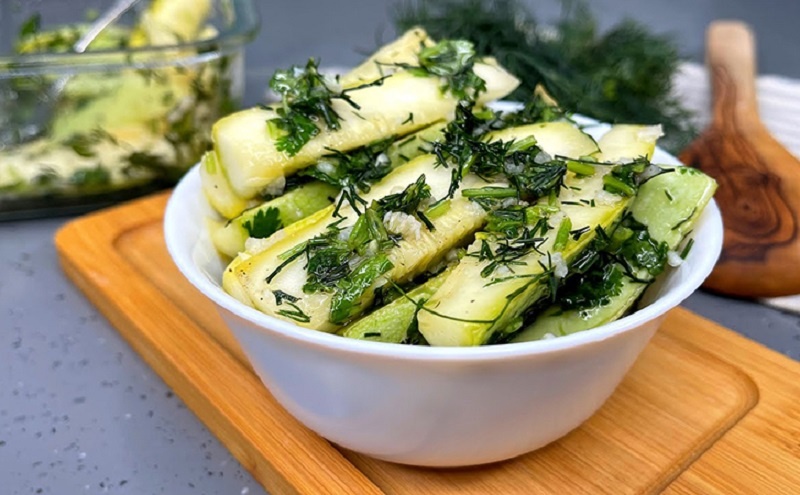 Необычные малосольные кабачки: лакомство, готовое за 2 часа