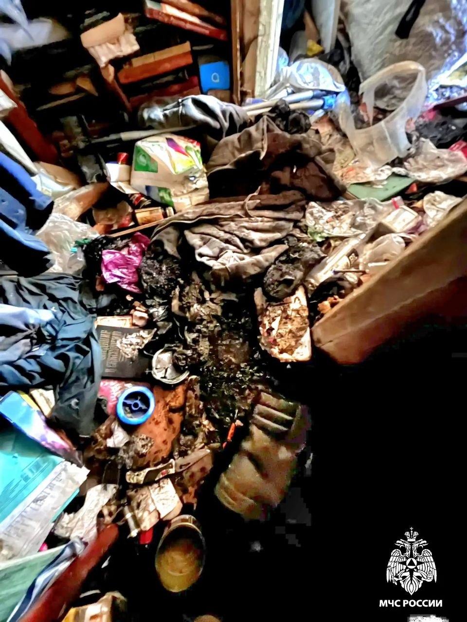 В Смоленске произошёл пожар в заваленной мусором квартире