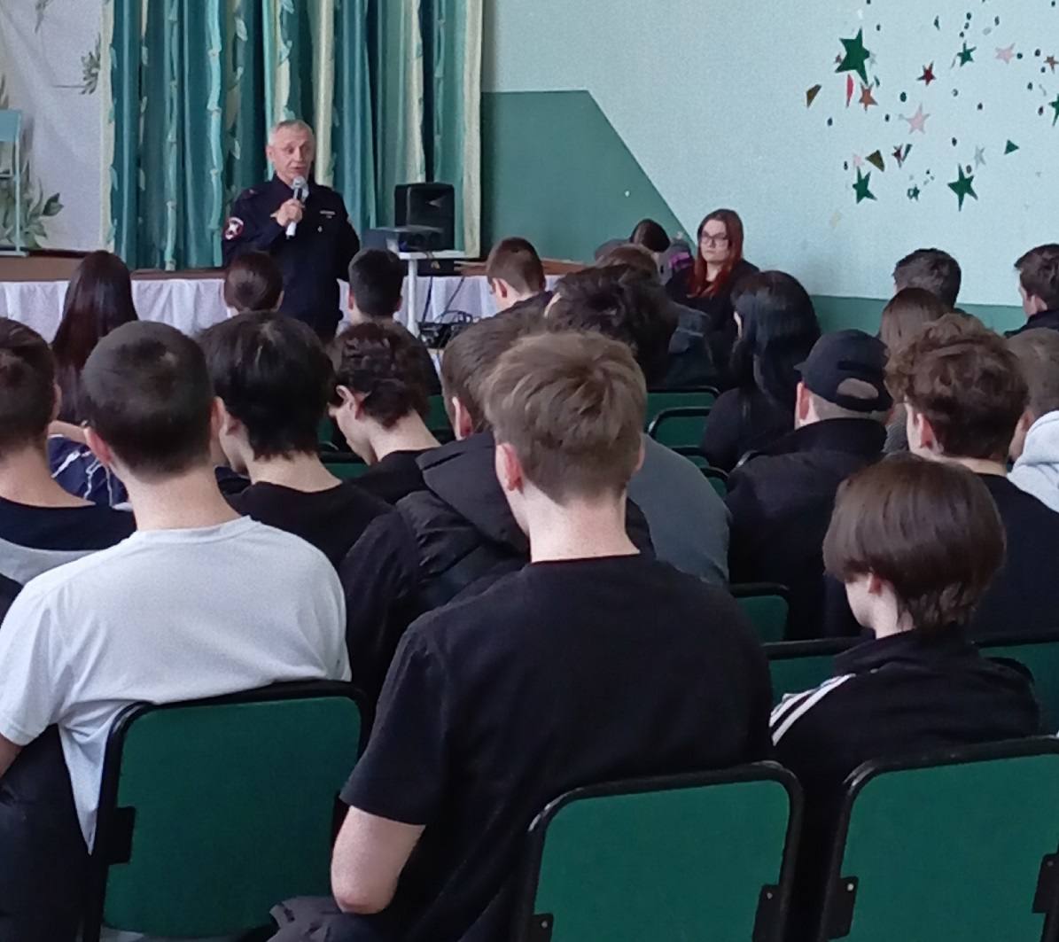 Начальник отделения Госавтоинспекции ОМВД России по г. Десногорску рассказал студентам о безопасности на дорогах и правилах для мотоциклистов