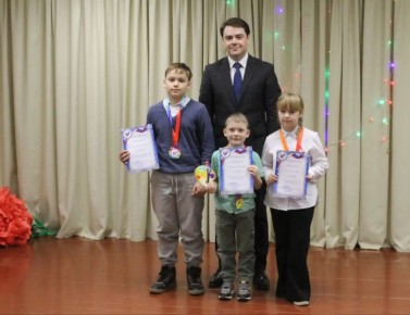 В Кардымовском округе наградили юных художников — будущих избирателей