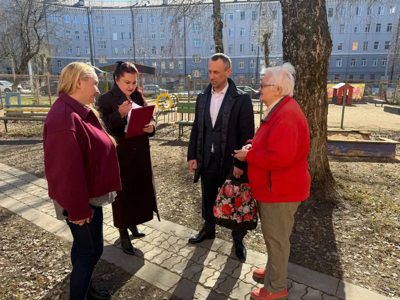 Александр Новиков: Работа с обращениями жителей и оперативное решение проблем на местах - один из главных наших приоритетов Александр Новиков: Работа с обращениями жителей и оперативное решение проблем на местах - один из главных наших приоритетов