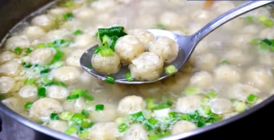 Простой и вкусный суп с сырными шариками, который удивит ваших гостей