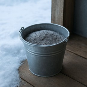 Зачем держать золу под рукой: неожиданные преимущества зимнего использования