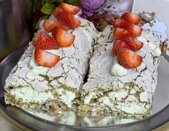 Нежный меренговый рулет с фисташками и клубникой: простой рецепт