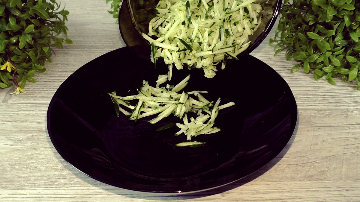 Нежный салат за 5 минут: простой рецепт с крабовыми палочками