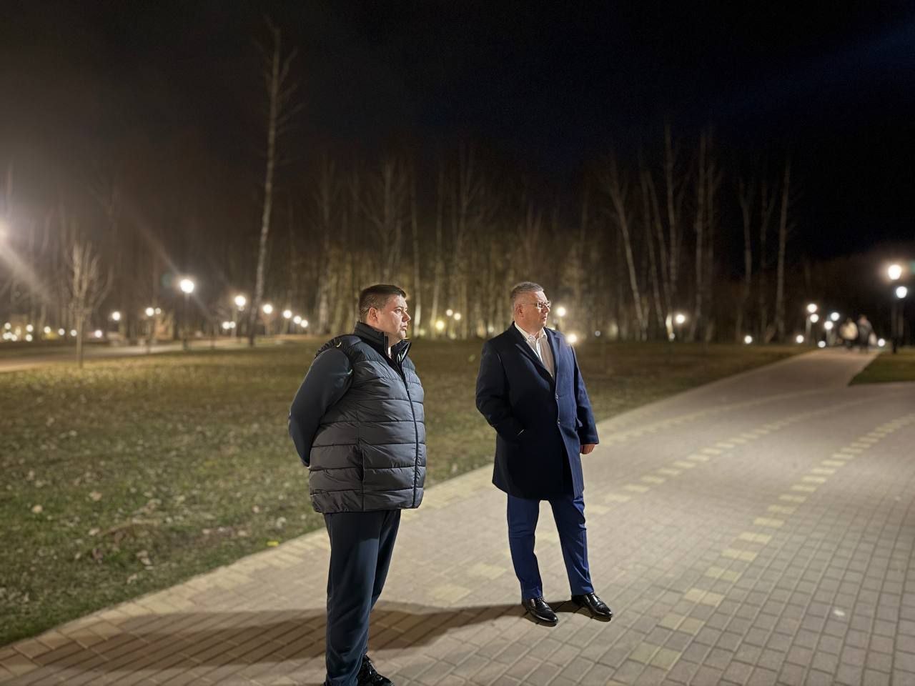 Глава города проверил качество освещения в смоленских парках Глава города проверил качество освещения в смоленских парках