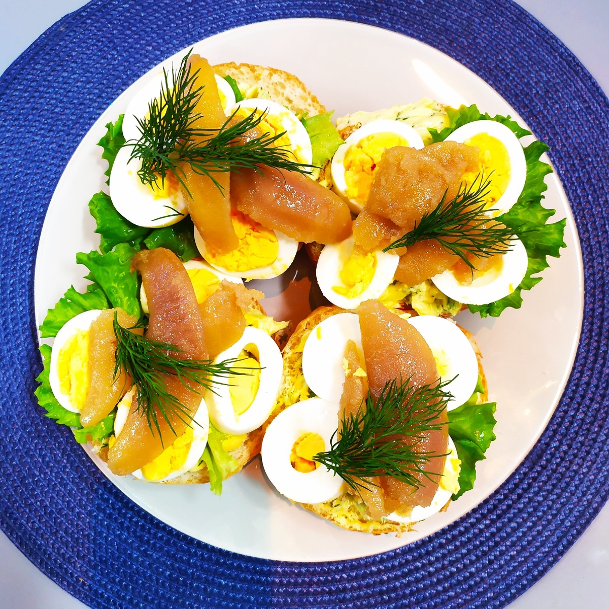 Вкусный завтрак: Яйца с икрой сельди на вашем столе