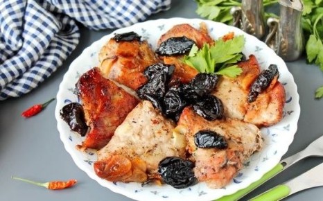 Запеченная свинина с черносливом: сочное и ароматное угощение