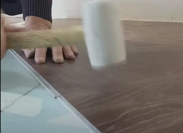 Скользкая тропа: как укладка половых покрытий под тяжелую мебель может обернуться проблемами