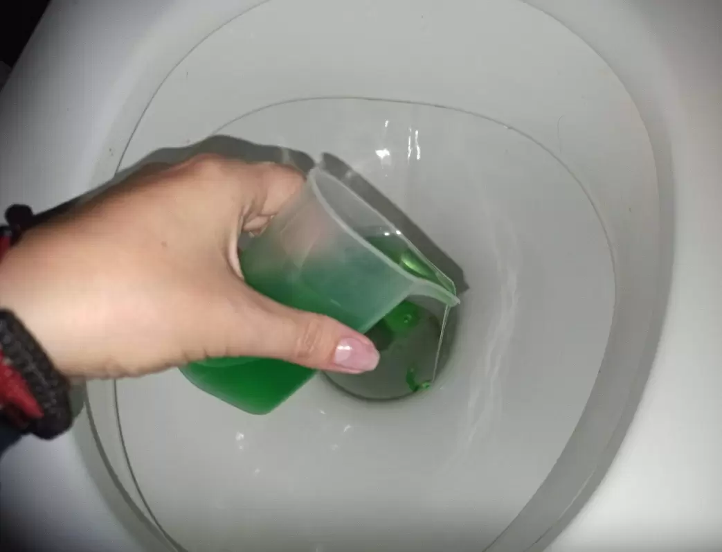Как жидкое мыло может стать спасительницей против засоров унитаза