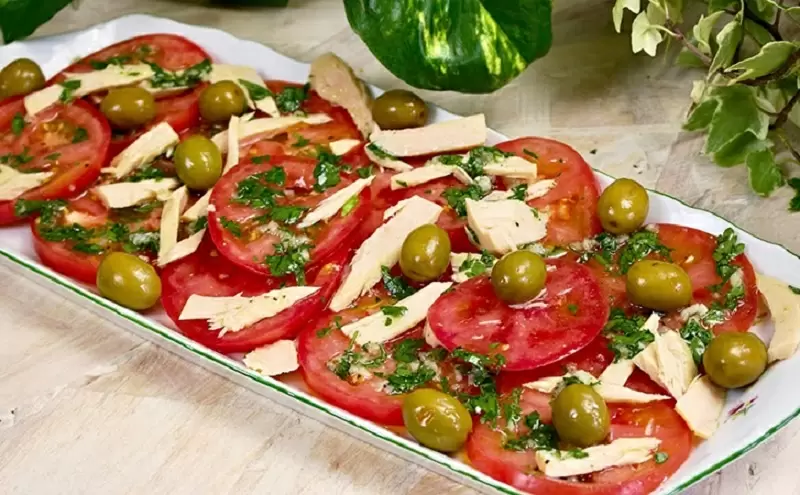 Летний салат с тунцом и помидорами: свежий вкус Средиземноморья на вашем столе
