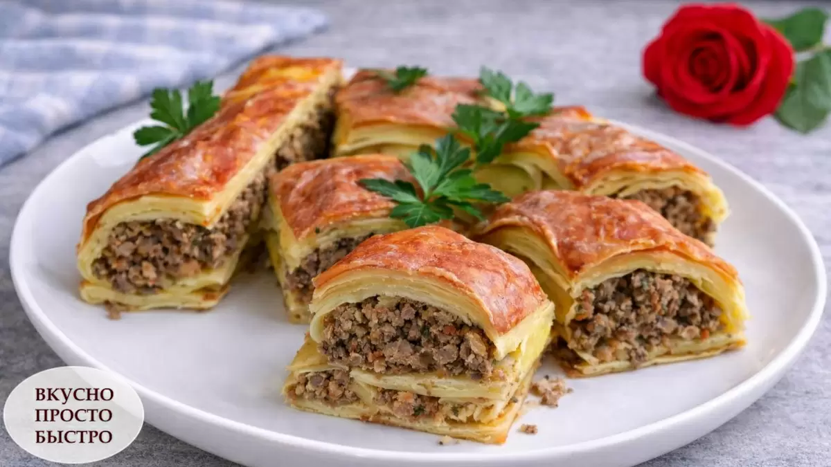 Необычный блинный пирог с печенью и морковью, запеченный под сметанным соусом