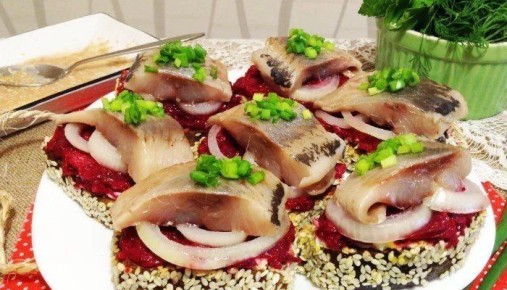 Закуски из сельди: простые рецепты для яркого праздничного стола