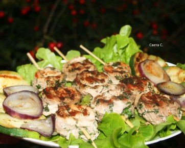 Идеальный ужин: сочные мясные рулетики на шпажках с зеленью и овощами