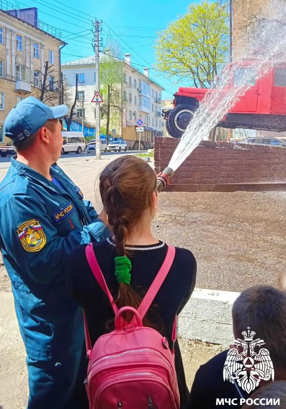 Экскурсия с сюрпризом. В Смоленск наконец-то пришла жара, а это значит – пора открывать сезон прицельной стрельбы из пожарного ствола! Этой весной открыть водный сезон посчастливилось ребятам из Сметанинской сельской... Экскурсия с сюрпризом. В Смоленск наконец-то пришла жара, а это значит – пора открывать сезон прицельной стрельбы из пожарного ствола! Этой весной открыть водный сезон посчастливилось ребятам из Сметанинской сельской...