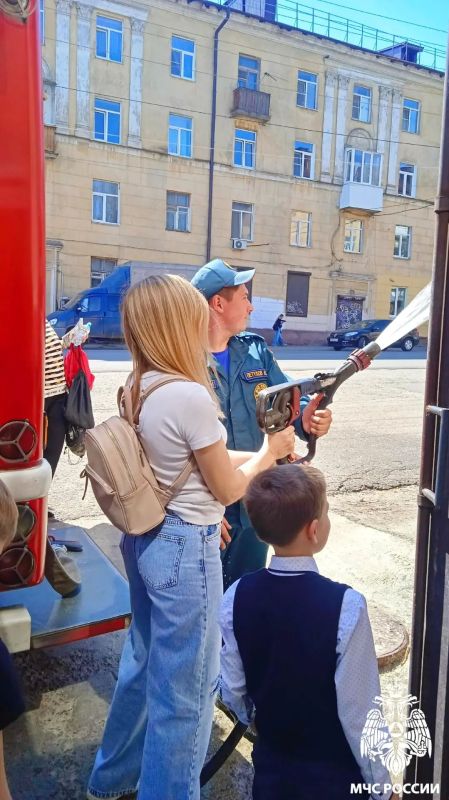 Экскурсия с сюрпризом. В Смоленск наконец-то пришла жара, а это значит – пора открывать сезон прицельной стрельбы из пожарного ствола! Этой весной открыть водный сезон посчастливилось ребятам из Сметанинской сельской... Экскурсия с сюрпризом. В Смоленск наконец-то пришла жара, а это значит – пора открывать сезон прицельной стрельбы из пожарного ствола! Этой весной открыть водный сезон посчастливилось ребятам из Сметанинской сельской...
