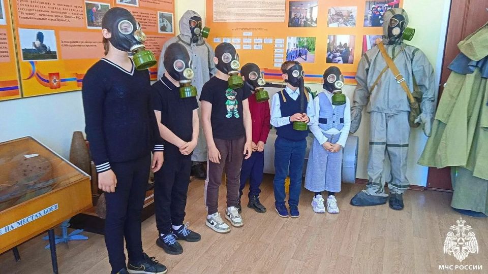 Экскурсия с сюрпризом. В Смоленск наконец-то пришла жара, а это значит – пора открывать сезон прицельной стрельбы из пожарного ствола! Этой весной открыть водный сезон посчастливилось ребятам из Сметанинской сельской... Экскурсия с сюрпризом. В Смоленск наконец-то пришла жара, а это значит – пора открывать сезон прицельной стрельбы из пожарного ствола! Этой весной открыть водный сезон посчастливилось ребятам из Сметанинской сельской...