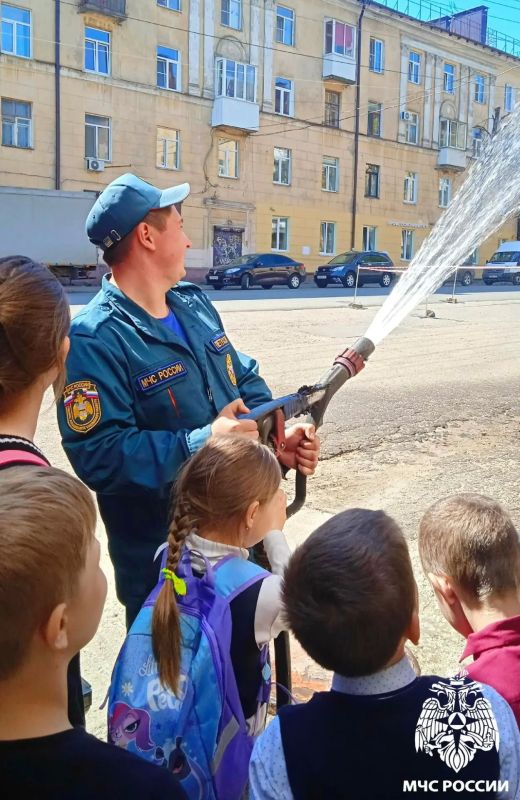 Экскурсия с сюрпризом. В Смоленск наконец-то пришла жара, а это значит – пора открывать сезон прицельной стрельбы из пожарного ствола! Этой весной открыть водный сезон посчастливилось ребятам из Сметанинской сельской... Экскурсия с сюрпризом. В Смоленск наконец-то пришла жара, а это значит – пора открывать сезон прицельной стрельбы из пожарного ствола! Этой весной открыть водный сезон посчастливилось ребятам из Сметанинской сельской...