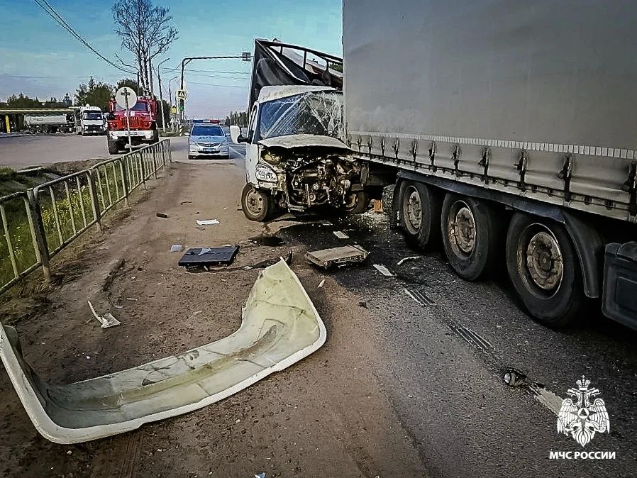 В Вяземском муниципальном округе на 225-м километре трассы М-1 около 7 часов утра произошло столкновение пяти грузовых и одного легкового автомобиля