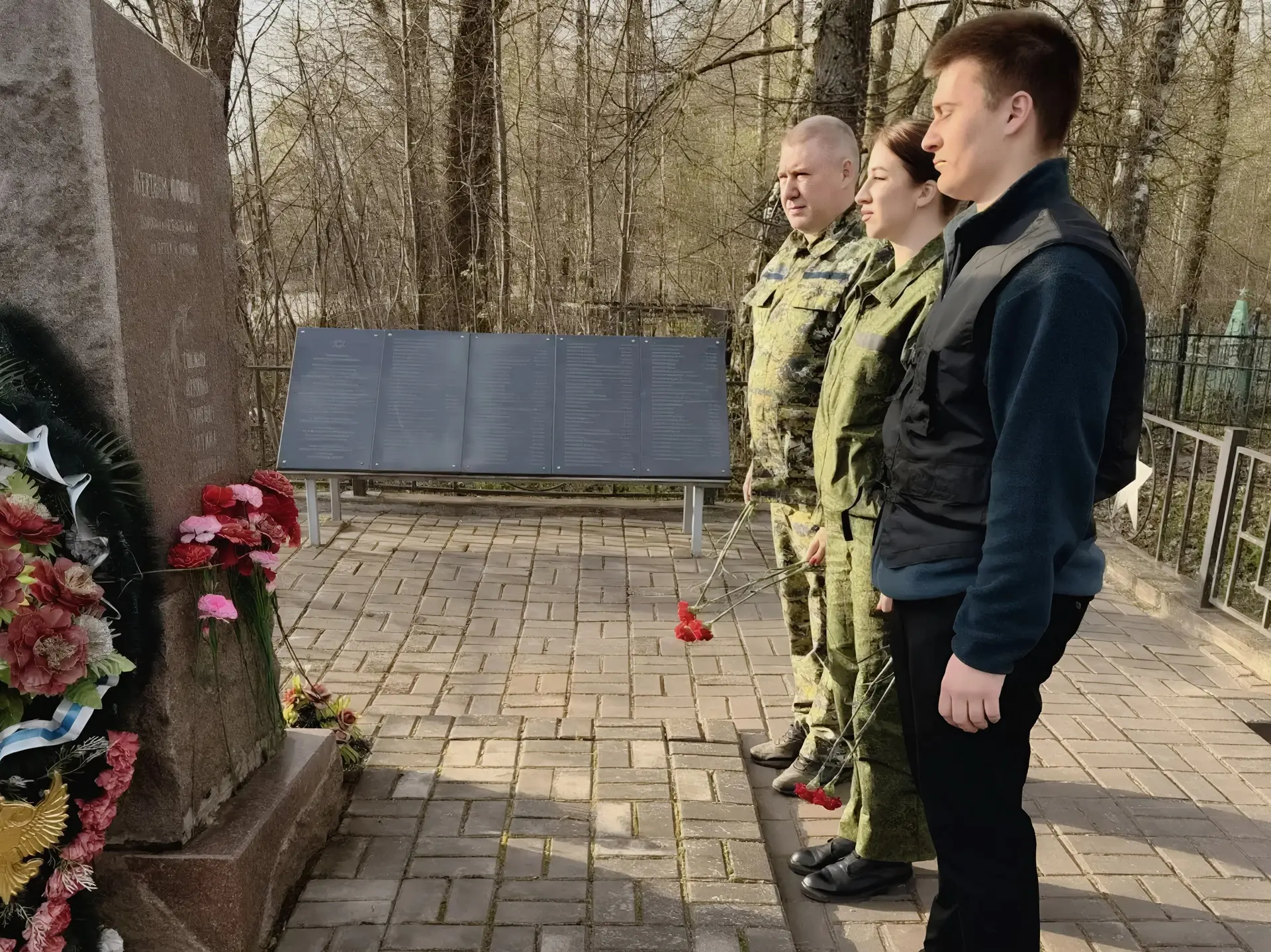 Сотрудники Починковского межрайонного следственного отдела СУ СК России по Смоленской области благоустроили братскую могилу советских граждан, расстрелянных нацистами в 1942 году Сотрудники Починковского межрайонного следственного отдела СУ СК России по Смоленской области благоустроили братскую могилу советских граждан, расстрелянных нацистами в 1942 году