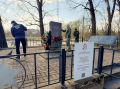Сотрудники Починковского межрайонного следственного отдела СУ СК России по Смоленской области благоустроили братскую могилу советских граждан, расстрелянных нацистами в 1942 году