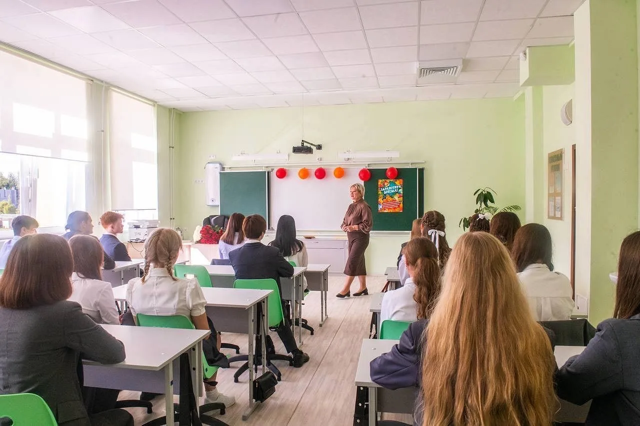 Василий Анохин: Продолжаем работу по привлечению квалифицированных педагогов в школы региона