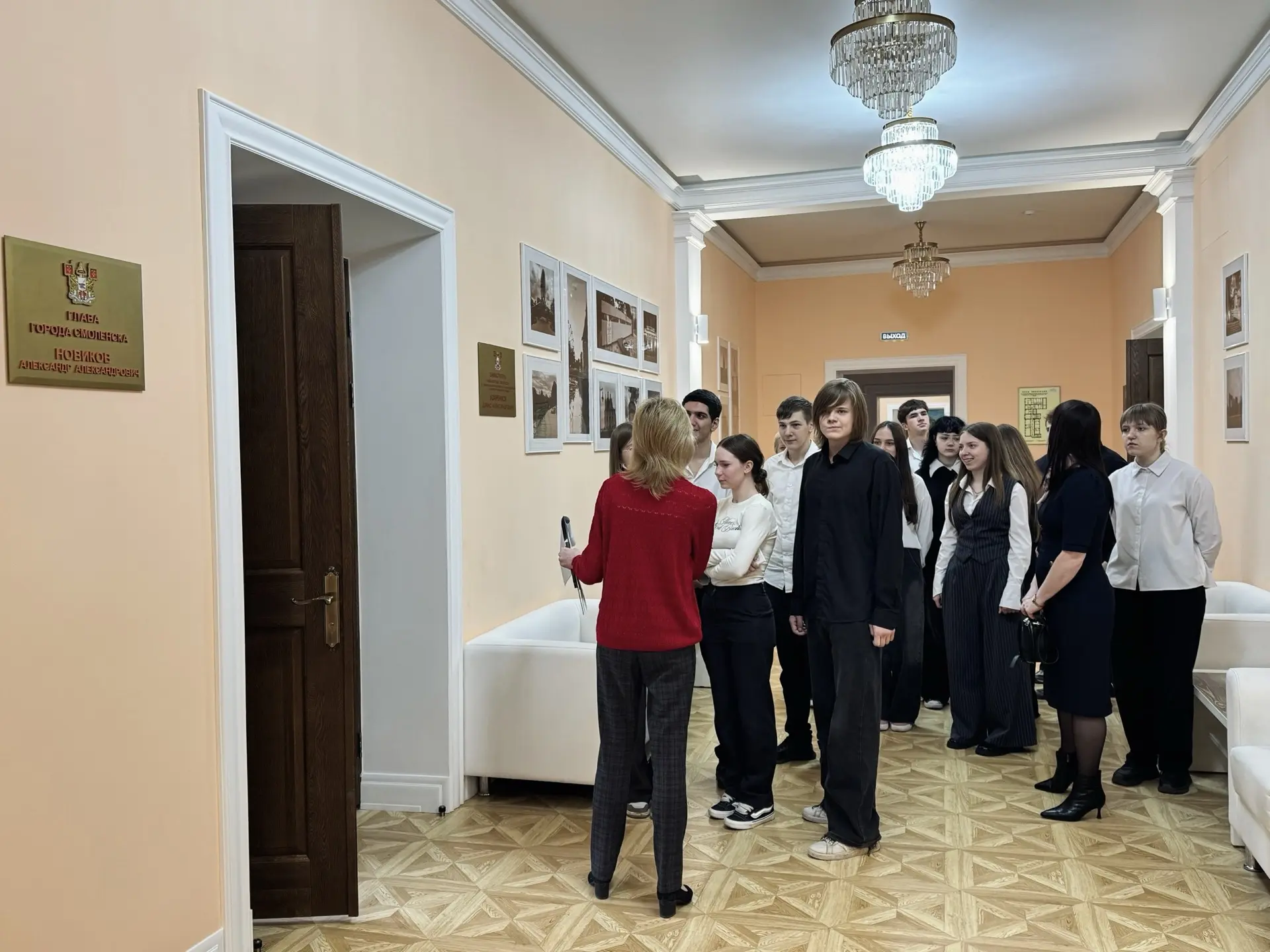 Александр Новиков: Сегодня в Администрацию города на экскурсию пришли ученики школы №22 — ребятам показали, как мы работаем, рассказали о структуре, провели по коридорам и кабинетам