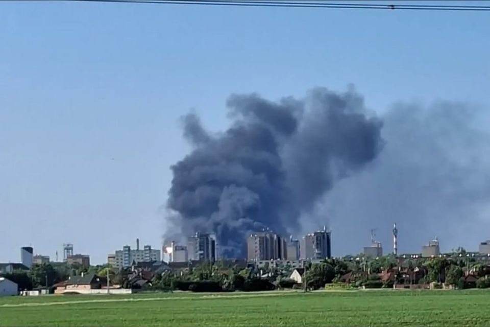 Два майора: Сильный взрыв прогремел на НПЗ в Венгрии, 1 человек погиб, — премьер-министр Мадьяр Два майора: Сильный взрыв прогремел на НПЗ в Венгрии, 1 человек погиб, — премьер-министр Мадьяр