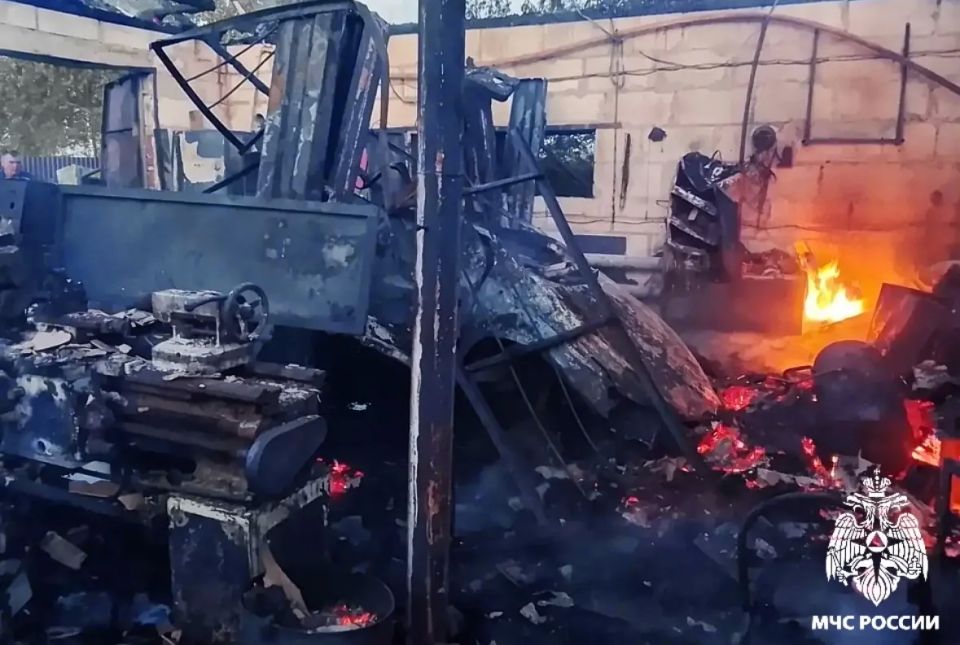 Огонь уничтожил гараж и две машины в деревне Дурово