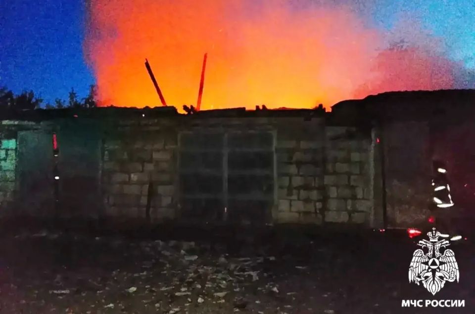 Огонь уничтожил гараж и две машины в деревне Дурово Огонь уничтожил гараж и две машины в деревне Дурово