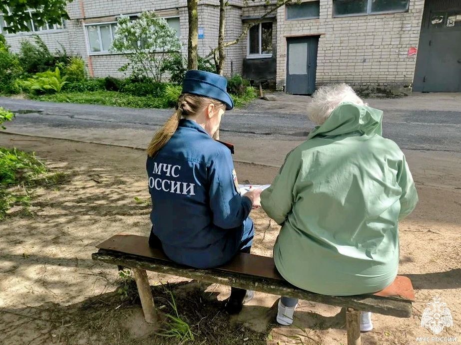 В начале четвертого часа дня в Смоленске на улице Нахимова произошёл пожар в квартире девятиэтажного жилого дома В начале четвертого часа дня в Смоленске на улице Нахимова произошёл пожар в квартире девятиэтажного жилого дома