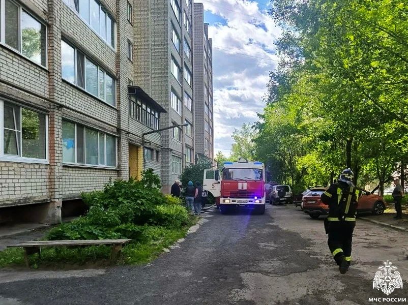 В начале четвертого часа дня в Смоленске на улице Нахимова произошёл пожар в квартире девятиэтажного жилого дома В начале четвертого часа дня в Смоленске на улице Нахимова произошёл пожар в квартире девятиэтажного жилого дома