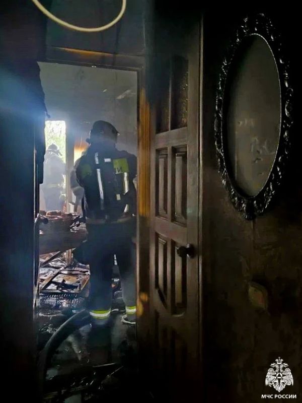 В начале четвертого часа дня в Смоленске на улице Нахимова произошёл пожар в квартире девятиэтажного жилого дома В начале четвертого часа дня в Смоленске на улице Нахимова произошёл пожар в квартире девятиэтажного жилого дома