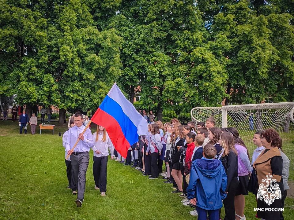 МЧС России обеспечило безопасность проведения последних звонков МЧС России обеспечило безопасность проведения последних звонков