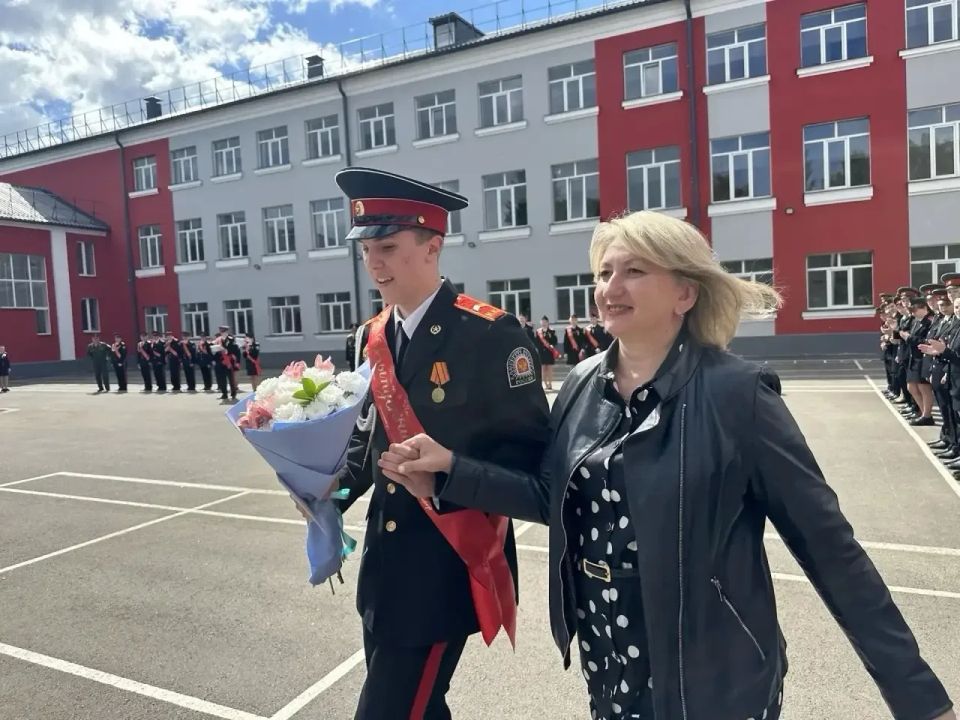 Василий Анохин: Сегодня для смоленских школьников прозвенел последний звонок Василий Анохин: Сегодня для смоленских школьников прозвенел последний звонок