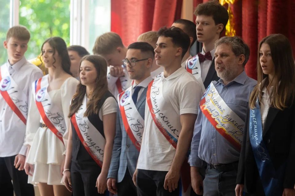 Александр Новиков: Сегодня в школах Смоленска звучат последние звонки Александр Новиков: Сегодня в школах Смоленска звучат последние звонки