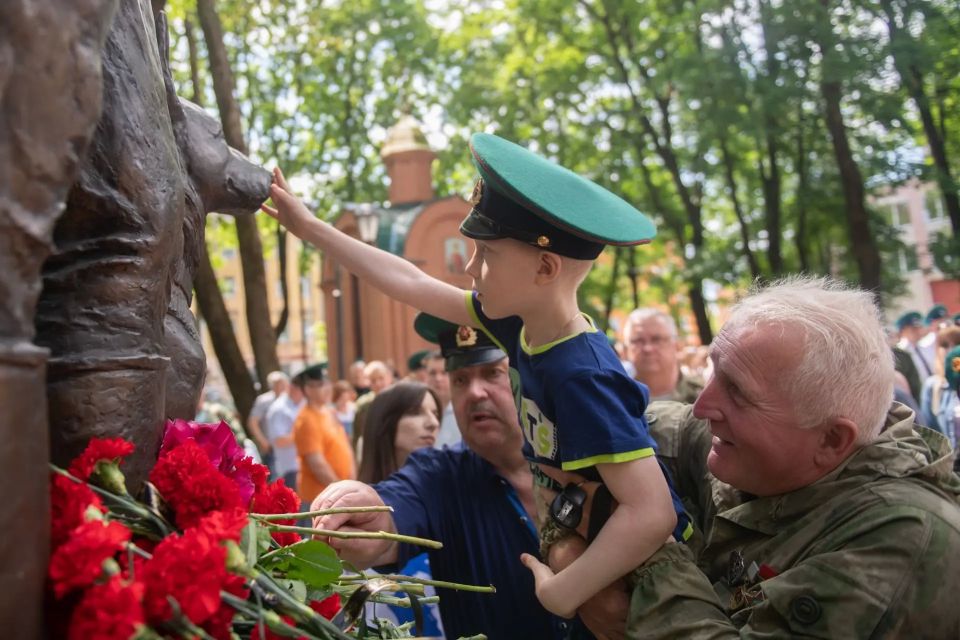 Александр Новиков: Сегодня свой профессиональный праздник отмечают те, кто первыми принимает удар на рубежах нашей Родины, – военнослужащие пограничных войск Александр Новиков: Сегодня свой профессиональный праздник отмечают те, кто первыми принимает удар на рубежах нашей Родины, – военнослужащие пограничных войск