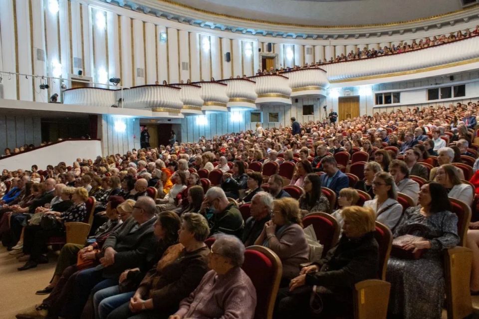 Василий Анохин: Всероссийский музыкальный фестиваль имени Михаила Ивановича Глинки по праву считается одним из самых значимых и узнаваемых культурных событий нашего региона, бережно сохраняющим и приумножающим великие... Василий Анохин: Всероссийский музыкальный фестиваль имени Михаила Ивановича Глинки по праву считается одним из самых значимых и узнаваемых культурных событий нашего региона, бережно сохраняющим и приумножающим великие...