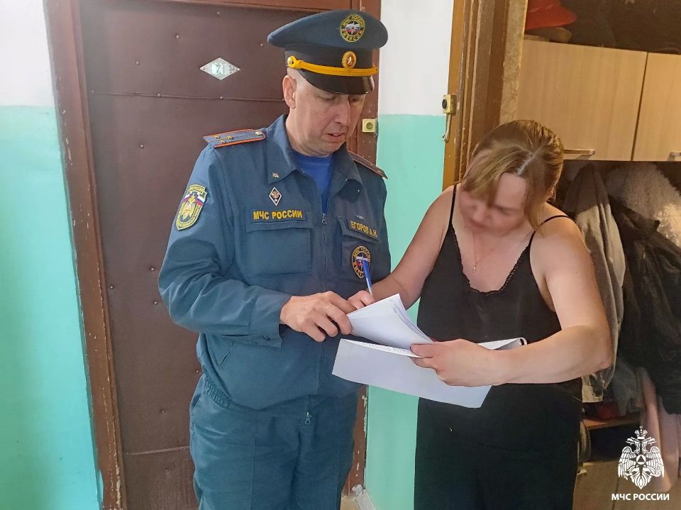 Сотрудники МЧС России навестили многодетные семьи Починка Сотрудники МЧС России навестили многодетные семьи Починка