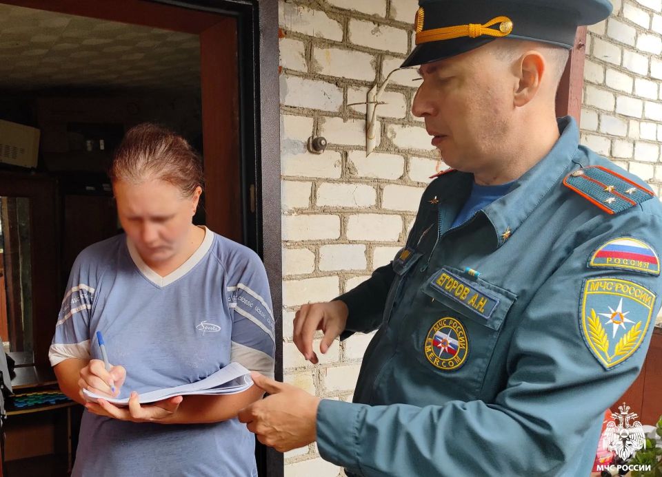 Сотрудники МЧС России навестили многодетные семьи Починка Сотрудники МЧС России навестили многодетные семьи Починка