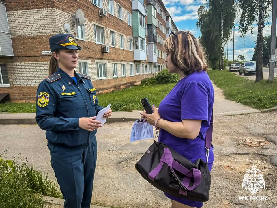 Инспекторы МЧС России идут в народ, чтобы предотвратить трагедии Инспекторы МЧС России идут в народ, чтобы предотвратить трагедии