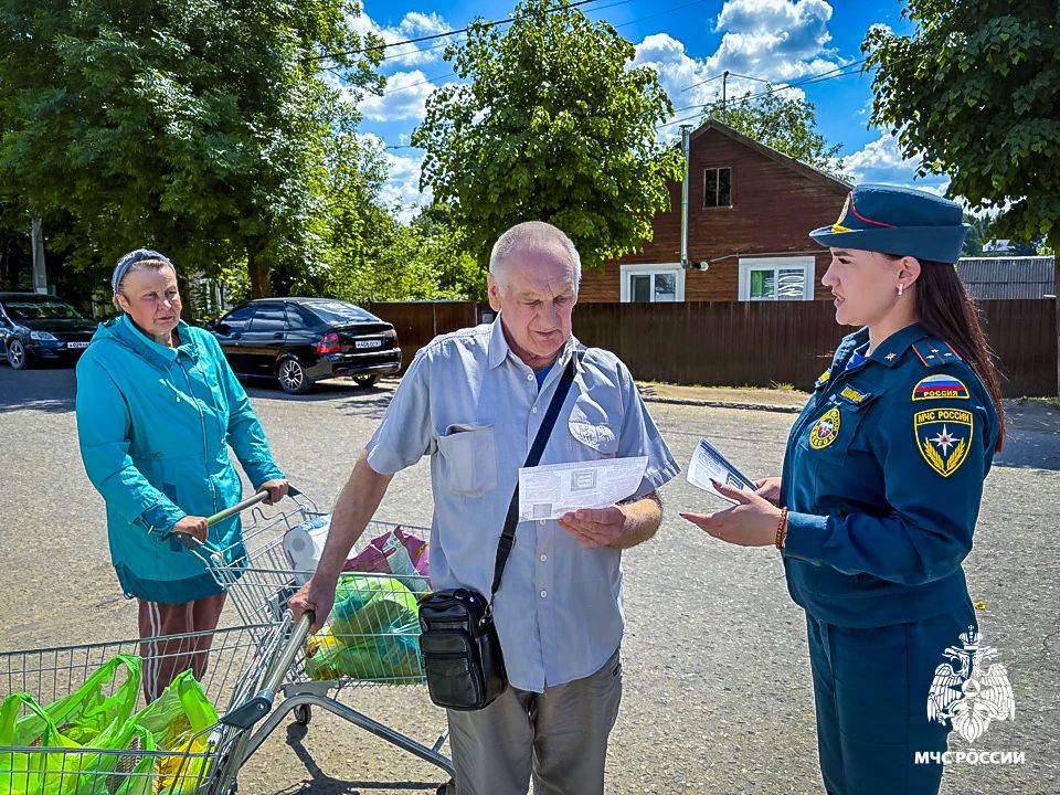 Инспекторы МЧС России идут в народ, чтобы предотвратить трагедии Инспекторы МЧС России идут в народ, чтобы предотвратить трагедии