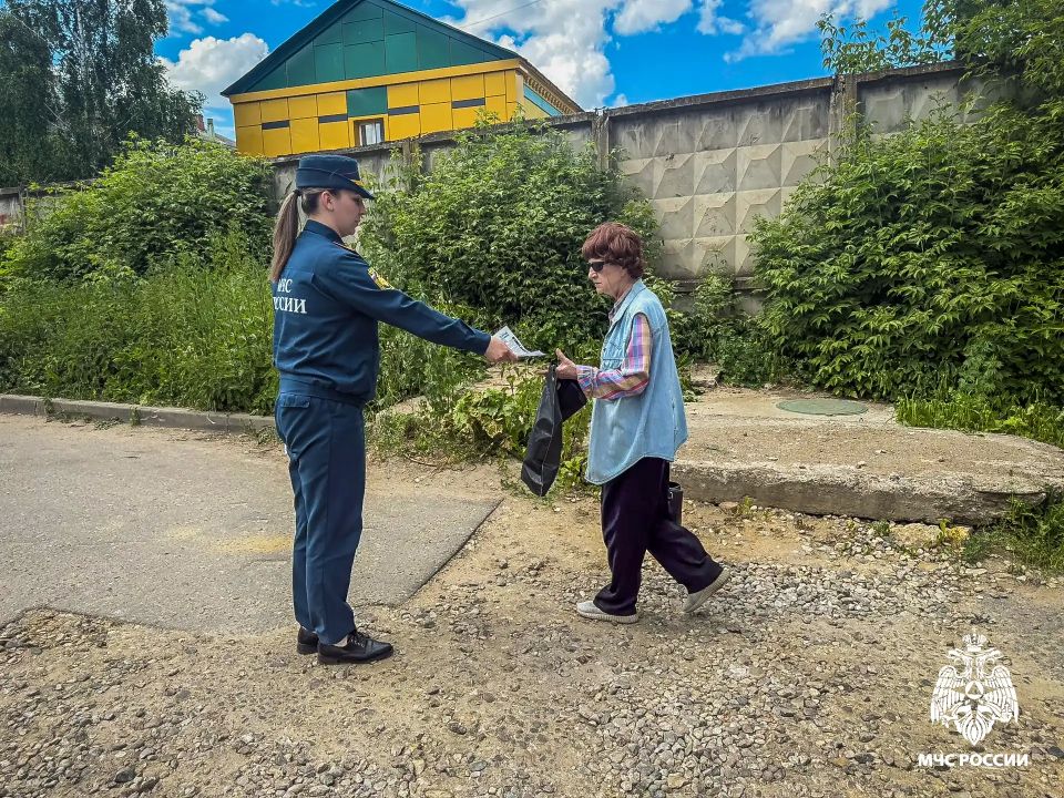 Инспекторы МЧС России идут в народ, чтобы предотвратить трагедии Инспекторы МЧС России идут в народ, чтобы предотвратить трагедии